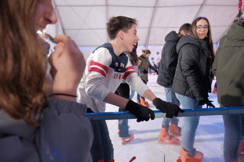 Cientos de personas disfrutan a diario de la pista de hielo de Gijón situada en la parcela del solarón. 