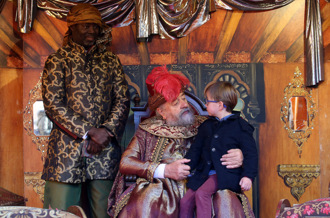 El enviado real ha recogido los deseos de los niños de la ciudad para estas Navidades. 