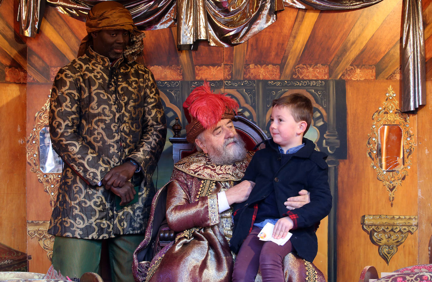 El enviado real ha recogido los deseos de los niños de la ciudad para estas Navidades. 