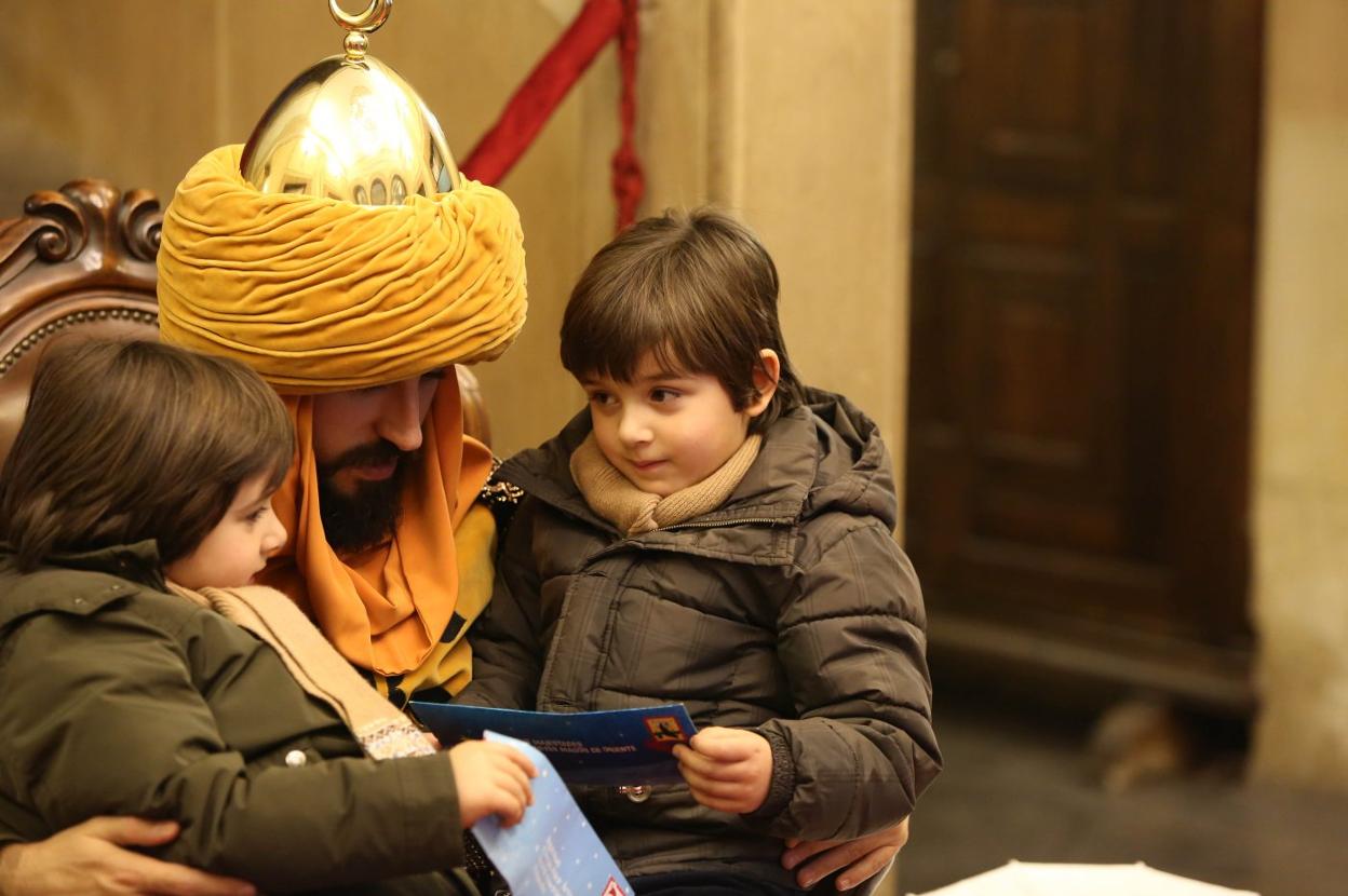 El príncipe Aliatar recogerá las cartas de los pequeños. :: MARIETA