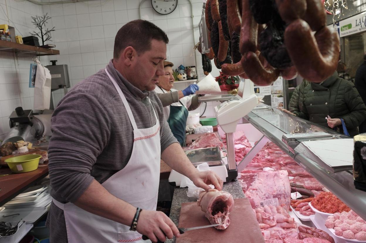 Alejandro Rodríguez, en la Carnicería Rosi de la plaza de Gijón. 