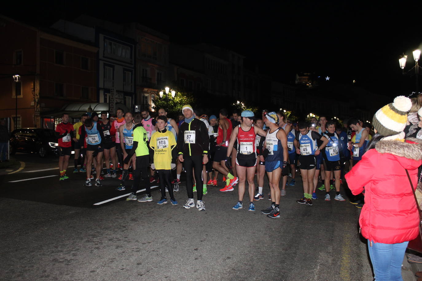 Corredores en la línea de salida junto al Ayuntamiento de Vegadeo.