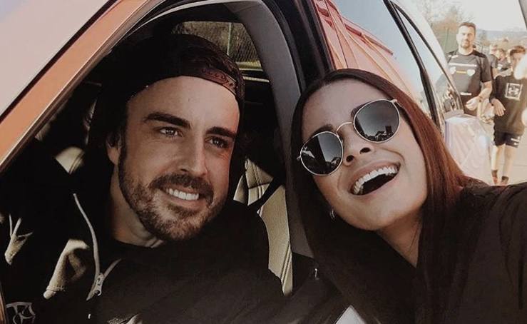 Fernando Alonso se fotografió con una admiradora. 