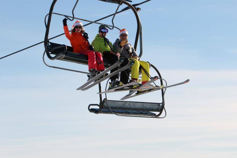 Los usuarios de la estación han participado en un acto para reclamar un futuro para las instalaciones lenenses. 