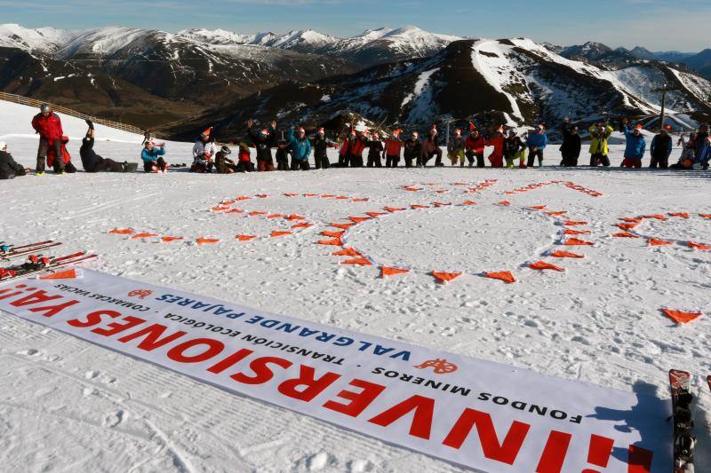 Los usuarios de la estación han participado en un acto para reclamar un futuro para las instalaciones lenenses. 