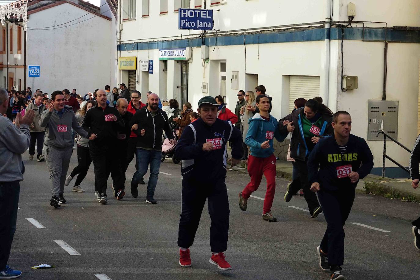 La localidad del Oriente asturiano ha celebrado este domingo la San Silvestre en sus diferentes categorías. 