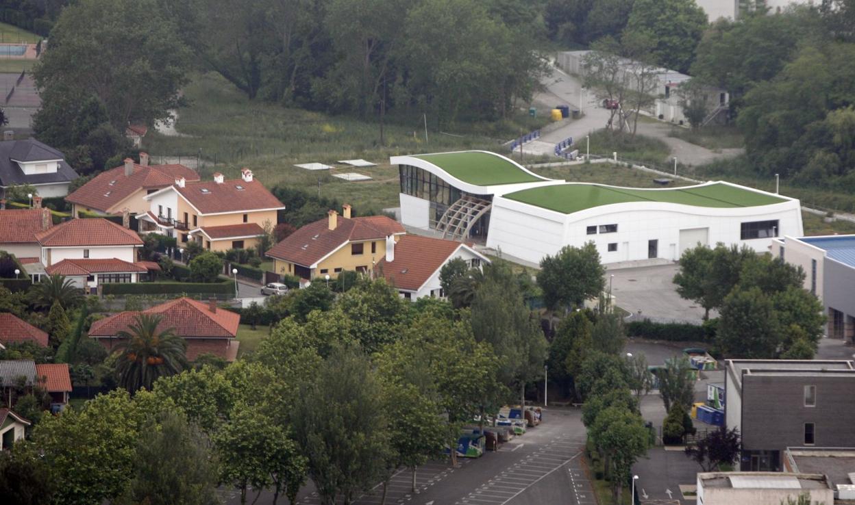 Depuradora de El Pisón. Vista desde el aire de las instalaciones de la planta, paralizadas judicialmente desde abril de 2016, y de los chalés de su entorno. 
