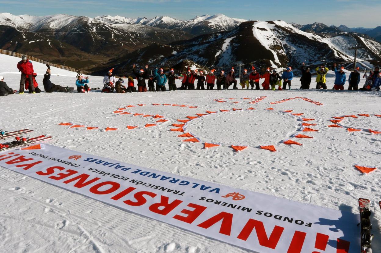 Los esquiadores dibujaron un mensaje de socorro sobre la nieve con gorros de Papá Noel naranjas. 