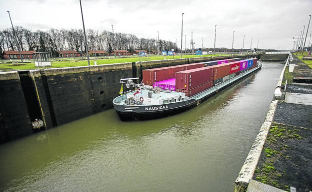 Por el Albertkanaal, el mayor de Bélgica, navegan cada año 130.000 barcos, que mueven 4 millones de toneladas de mercancías. 