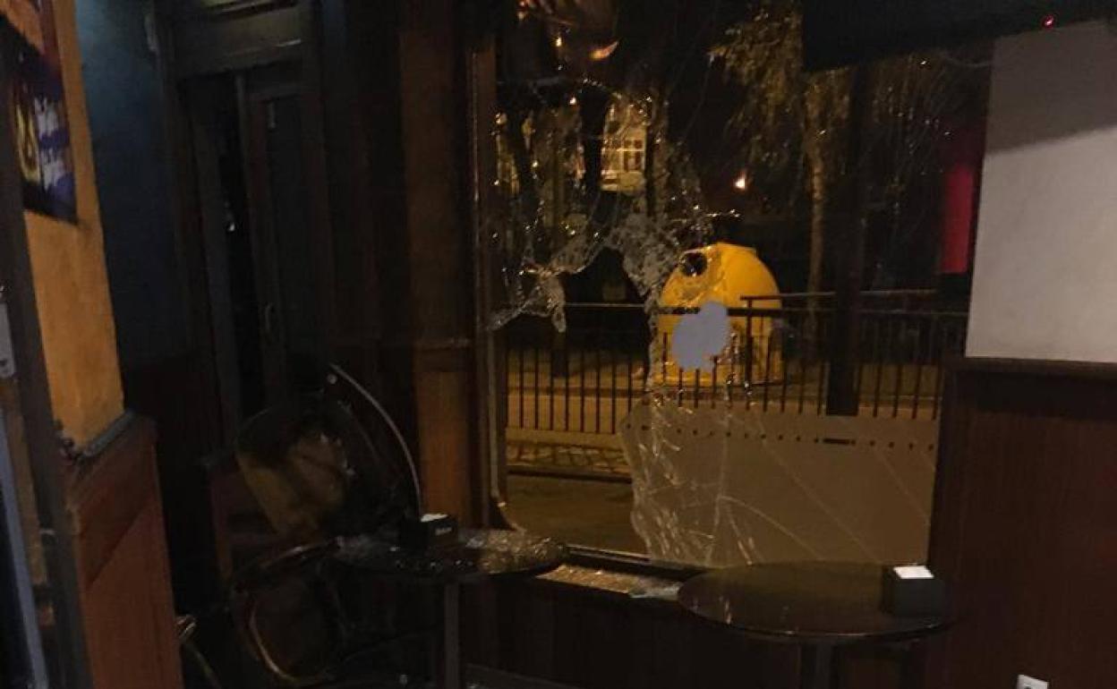 Los ladrones reventaron una de las lunas para acceder al interior. 