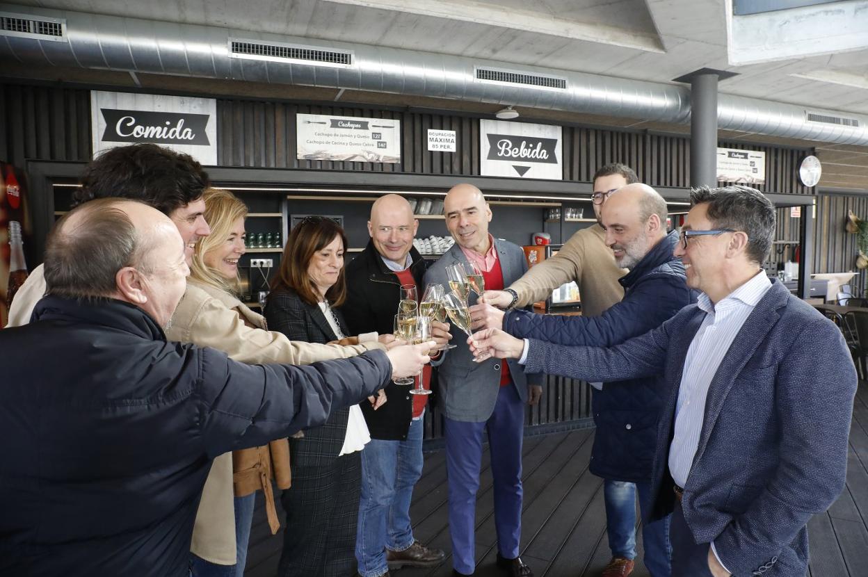 La junta directiva del Grupo Covadonga celebró un brindis navideño con la prensa local. 