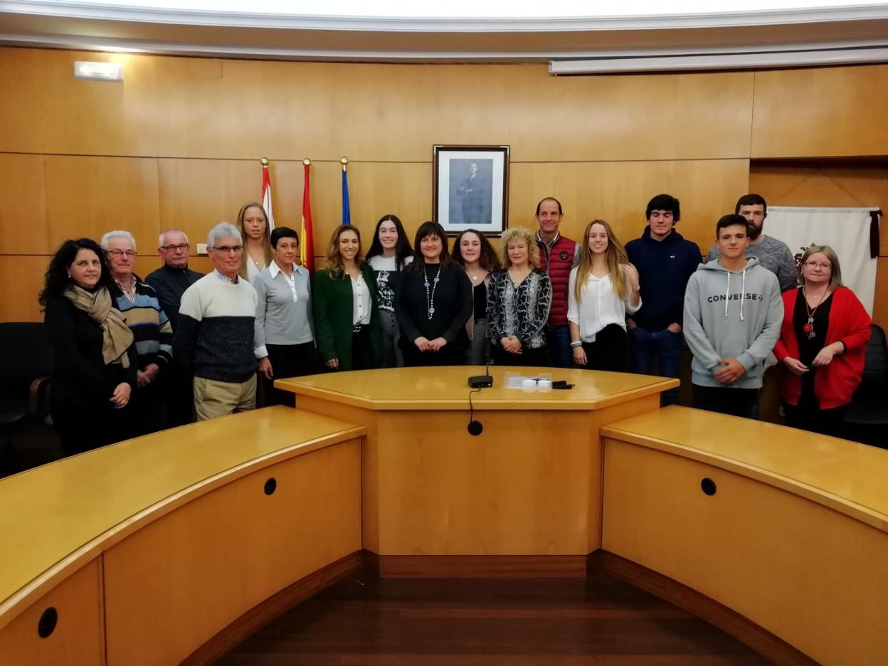 Amelia Fernández y Cecilia Tascón, con los deportistas homenajeados 