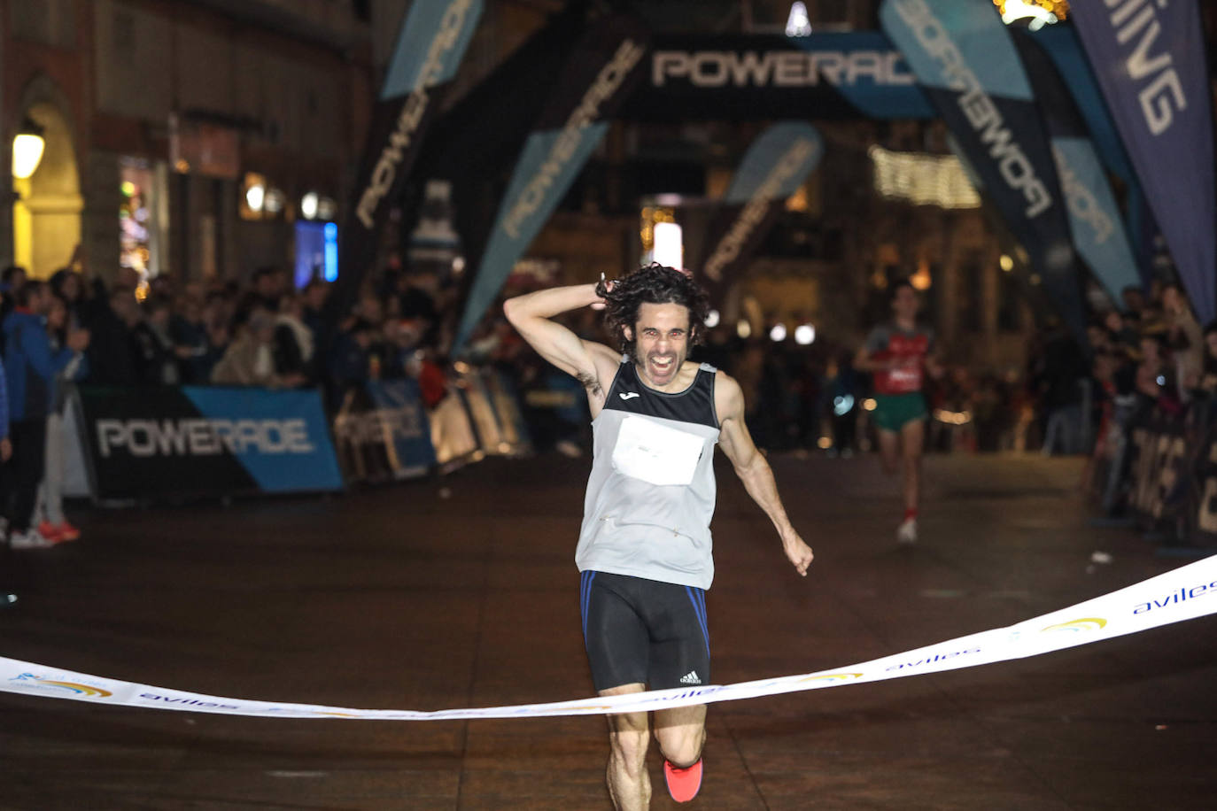 Manu Guerreiro y Herrero se han impuesto en la San Silvestre de Avilés, que este año ha reunido a cerca de 2.800 corredores.