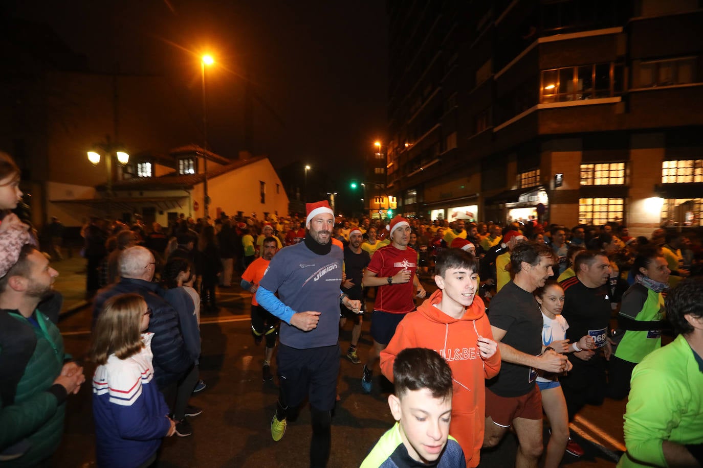 Manu Guerreiro y Herrero se han impuesto en la San Silvestre de Avilés, que este año ha reunido a cerca de 2.800 corredores.