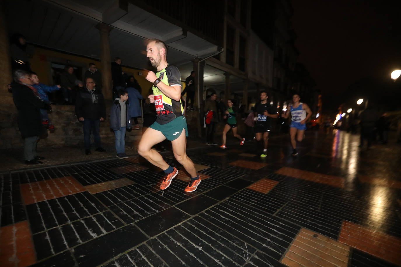 Manu Guerreiro y Herrero se han impuesto en la San Silvestre de Avilés, que este año ha reunido a cerca de 2.800 corredores.