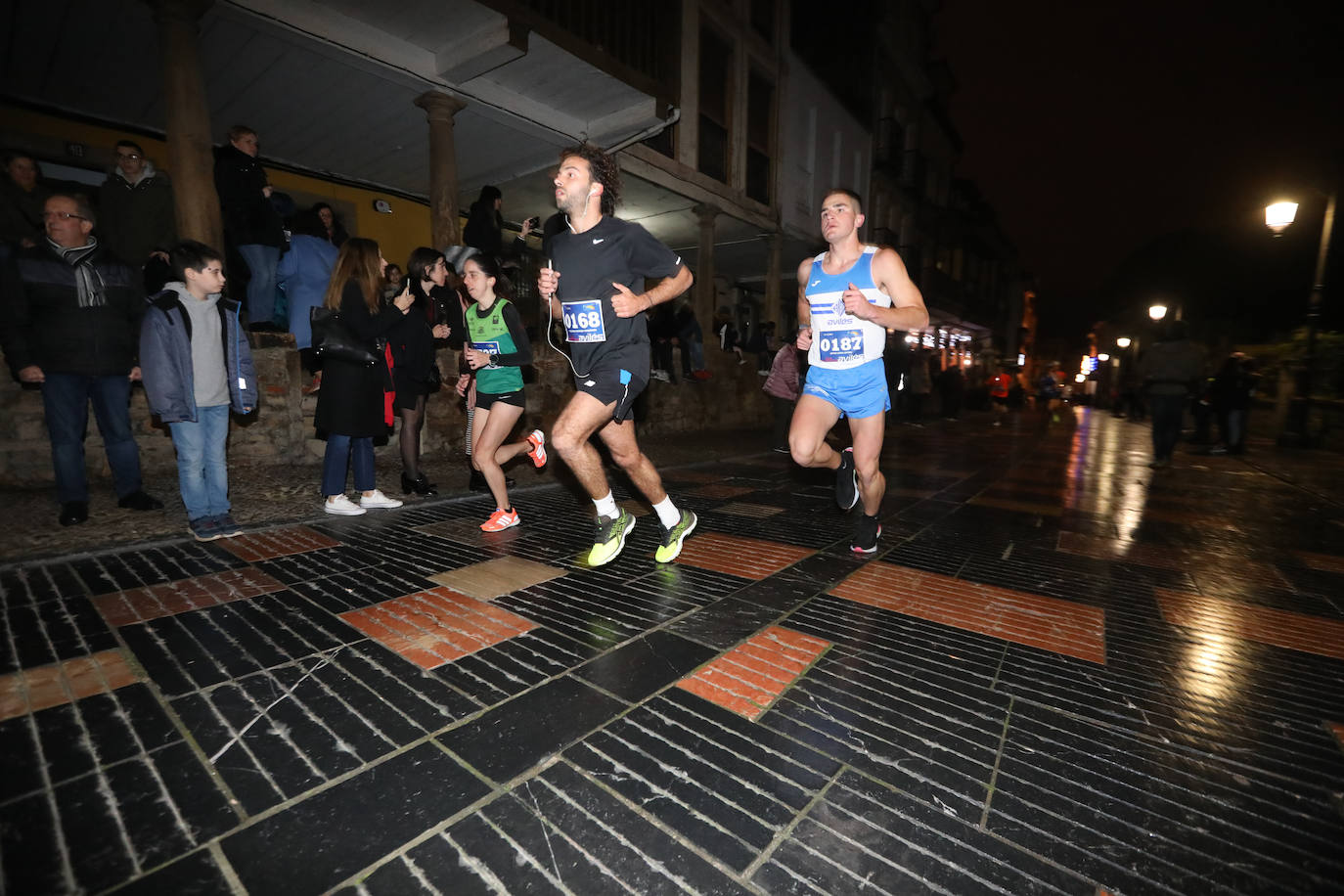 Manu Guerreiro y Herrero se han impuesto en la San Silvestre de Avilés, que este año ha reunido a cerca de 2.800 corredores.