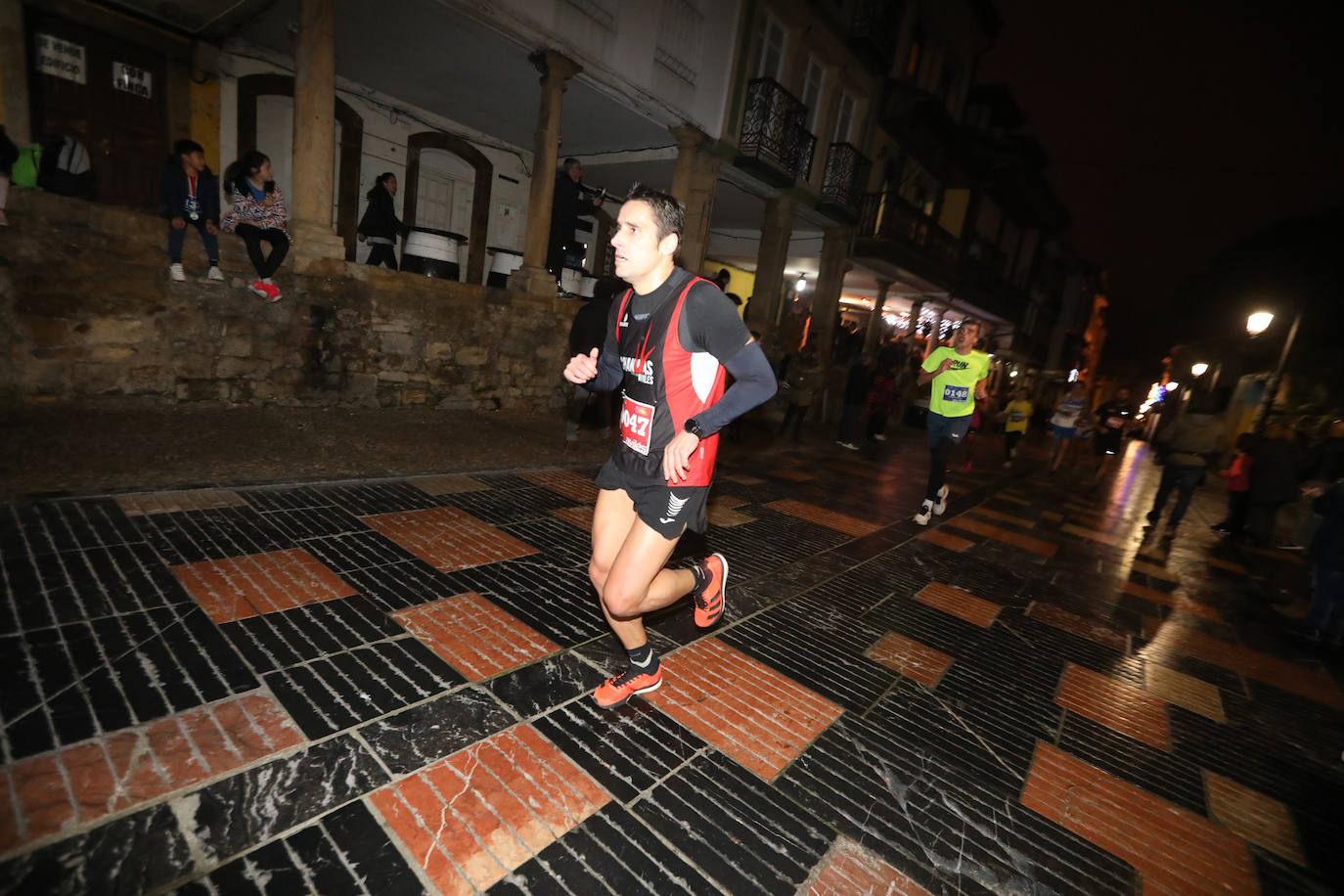 Manu Guerreiro y Herrero se han impuesto en la San Silvestre de Avilés, que este año ha reunido a cerca de 2.800 corredores.