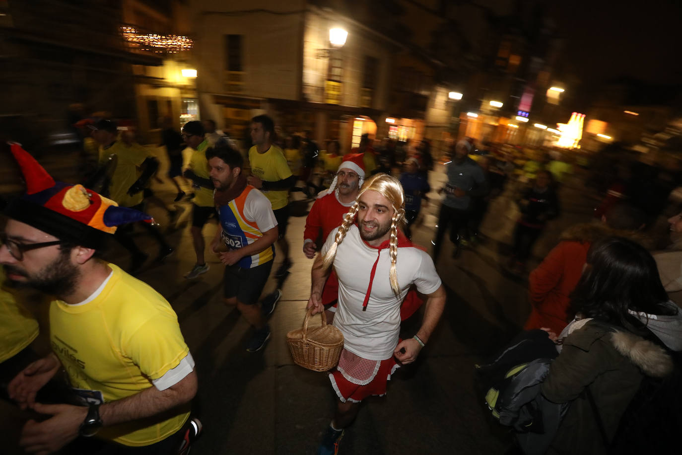 Manu Guerreiro y Herrero se han impuesto en la San Silvestre de Avilés, que este año ha reunido a cerca de 2.800 corredores.