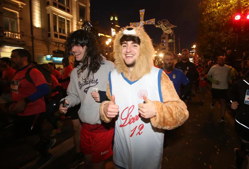 Más de 6.300 corredores han participado en la San Silvestre de Oviedo, en la que se han impuesto Alejandro Onís y Paula González.