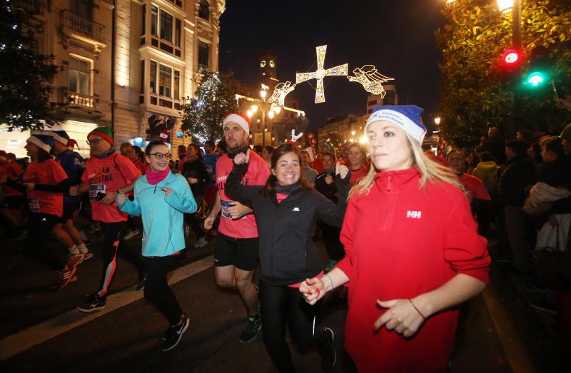 Más de 6.300 corredores han participado en la San Silvestre de Oviedo, en la que se han impuesto Alejandro Onís y Paula González.