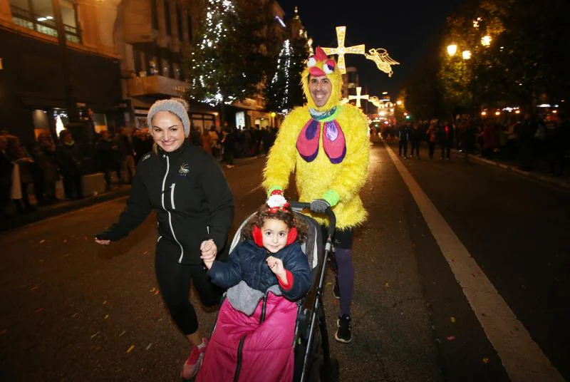 Más de 6.300 corredores han participado en la San Silvestre de Oviedo, en la que se han impuesto Alejandro Onís y Paula González.