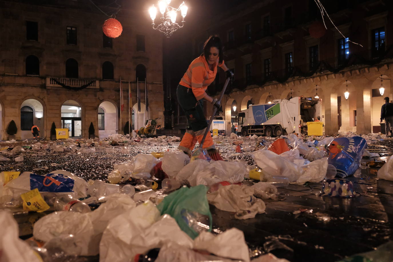 El dispositivo de Emulsa se centró en limpiar los restos de las celebraciones en la plaza Mayor