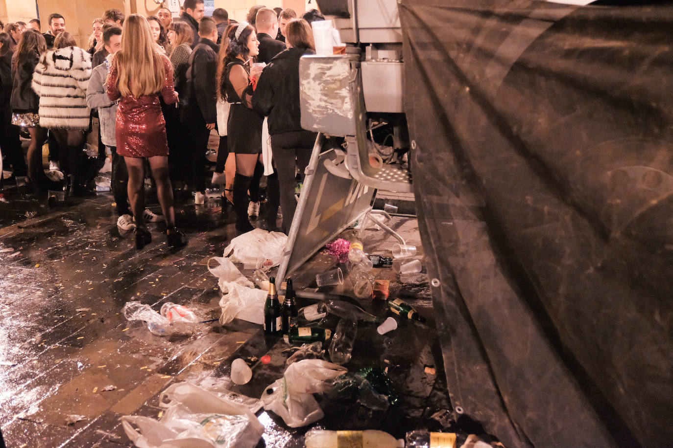 El dispositivo de Emulsa se centró en limpiar los restos de las celebraciones en la plaza Mayor