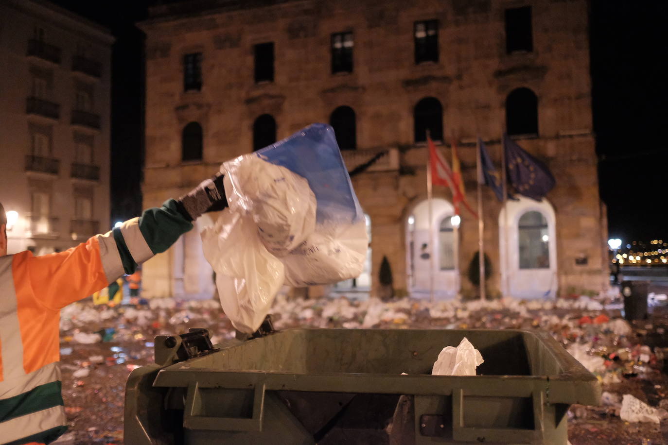 El dispositivo de Emulsa se centró en limpiar los restos de las celebraciones en la plaza Mayor