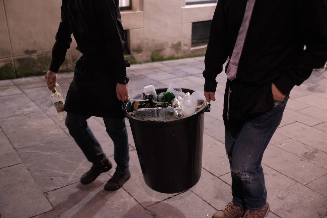 El dispositivo de Emulsa se centró en limpiar los restos de las celebraciones en la plaza Mayor