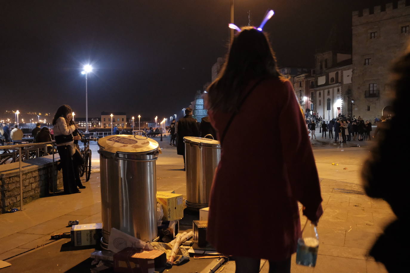 El dispositivo de Emulsa se centró en limpiar los restos de las celebraciones en la plaza Mayor