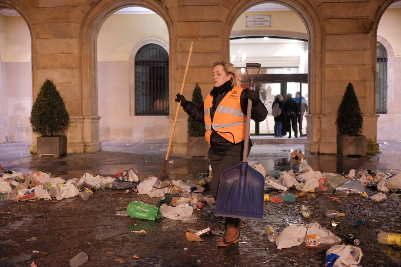 El dispositivo de Emulsa se centró en limpiar los restos de las celebraciones en la plaza Mayor