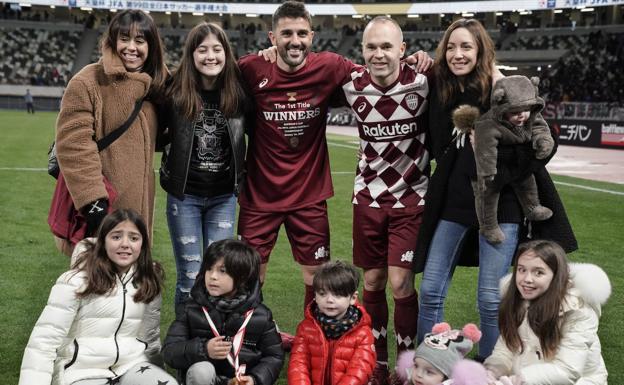 David Villa, posando en su último partido con su familia y con su amigo Iniesta