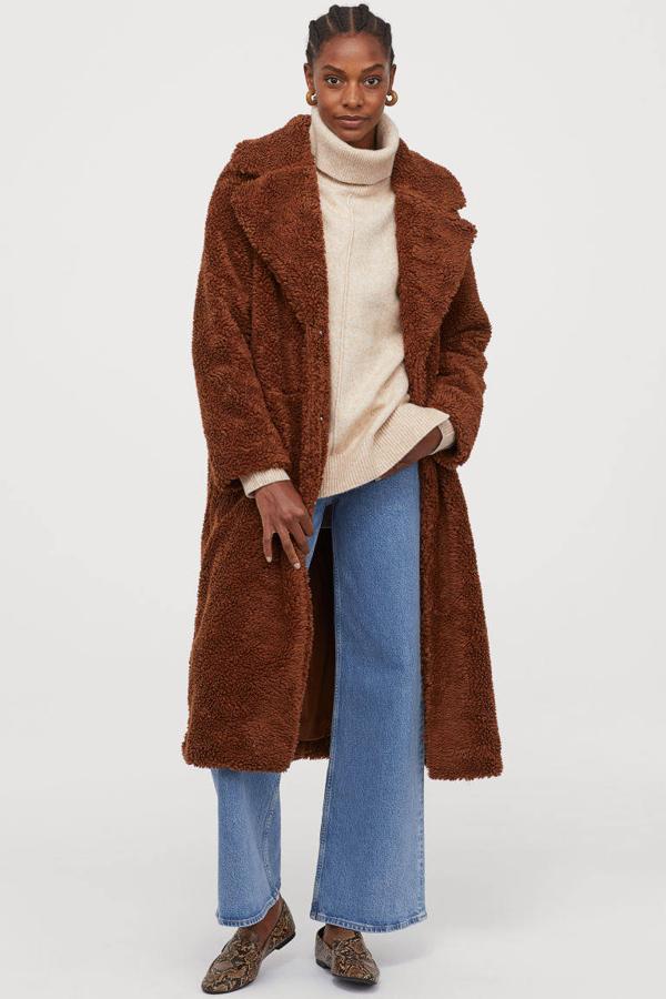 Abrigo largo de peluche de H&M (23,99 euros).