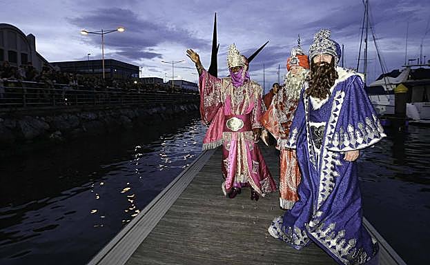 Los Reyes Magos a su llegada en barco al puerto de Avilés.