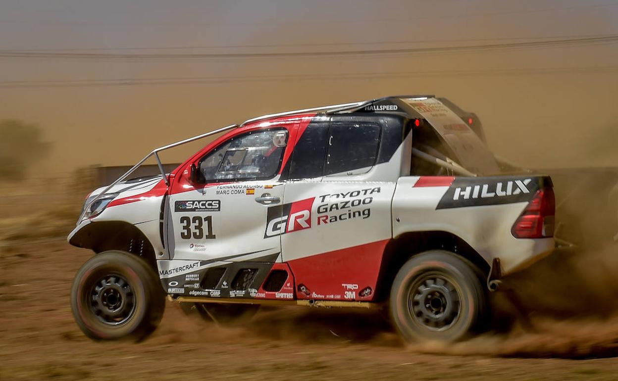 El piloto asturiano Fernando Alonso conducirá un Toyota Hilux. 