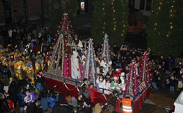 Imagen principal - Cabalgatas de Reyes Magos en Asturias: horario, recorrido y novedades