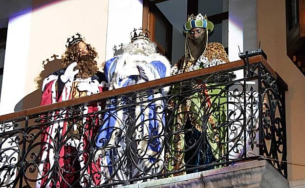 Imagen principal - Cabalgatas de Reyes Magos en Asturias: horario, recorrido y novedades