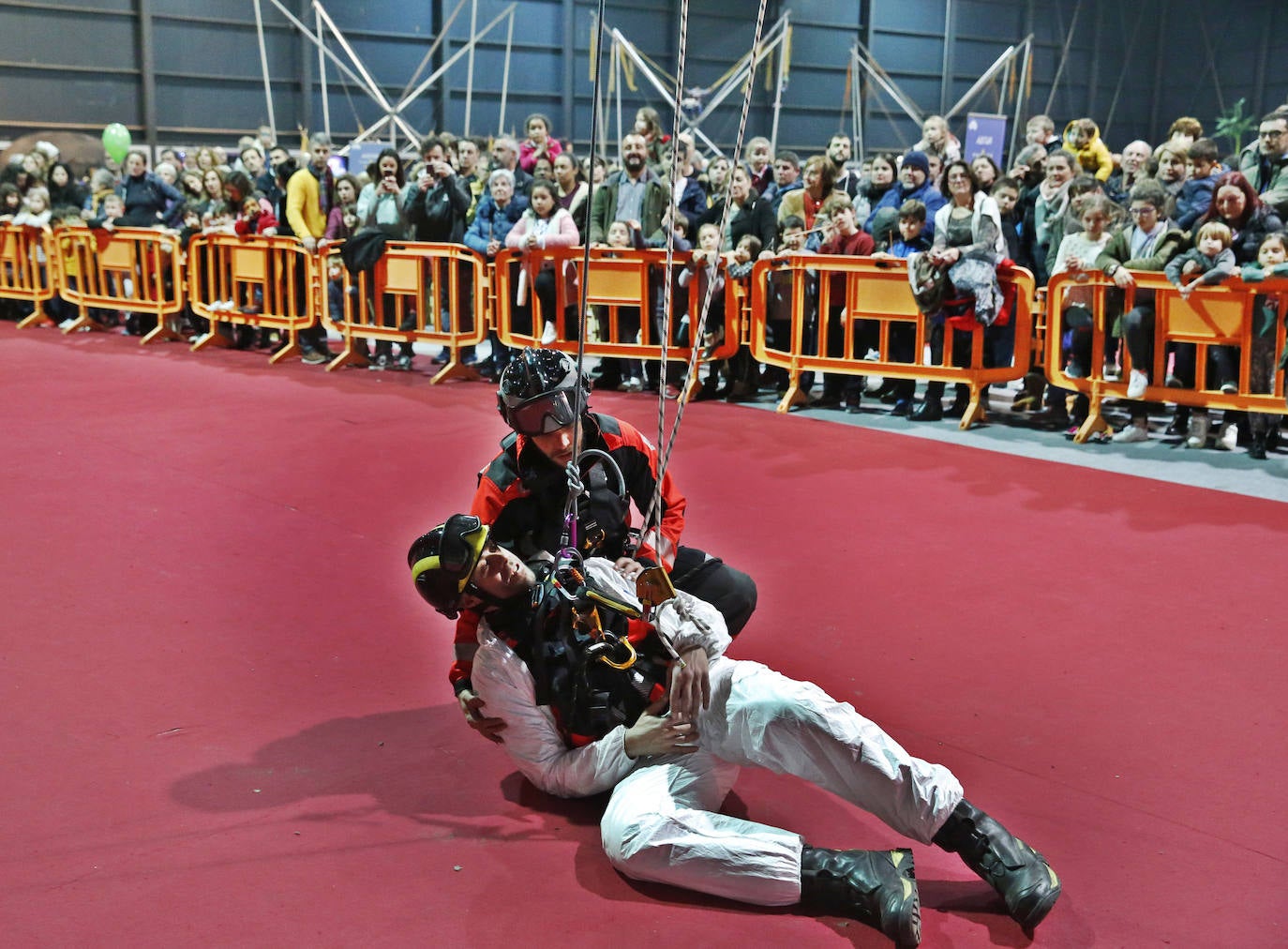 Niños y mayores pudieron disfrutar este viernes de una exhibición de los Bomberos de Gijón en Mercaplana. 