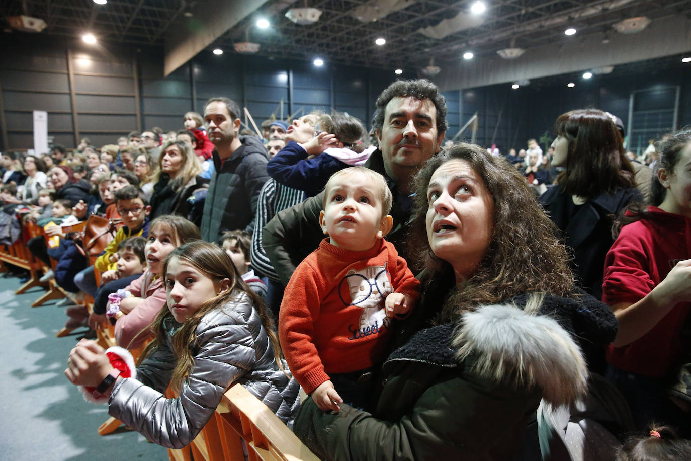 Niños y mayores pudieron disfrutar este viernes de una exhibición de los Bomberos de Gijón en Mercaplana. 