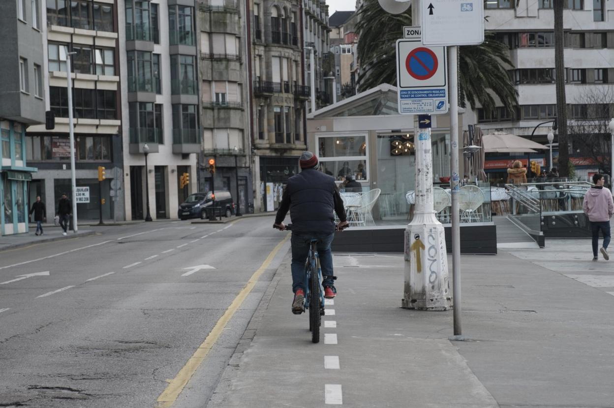 Un ciclista por el carril bici de los Jardines de la Reina, interrumpido de forma permanente a la altura de la nueva terraza. 