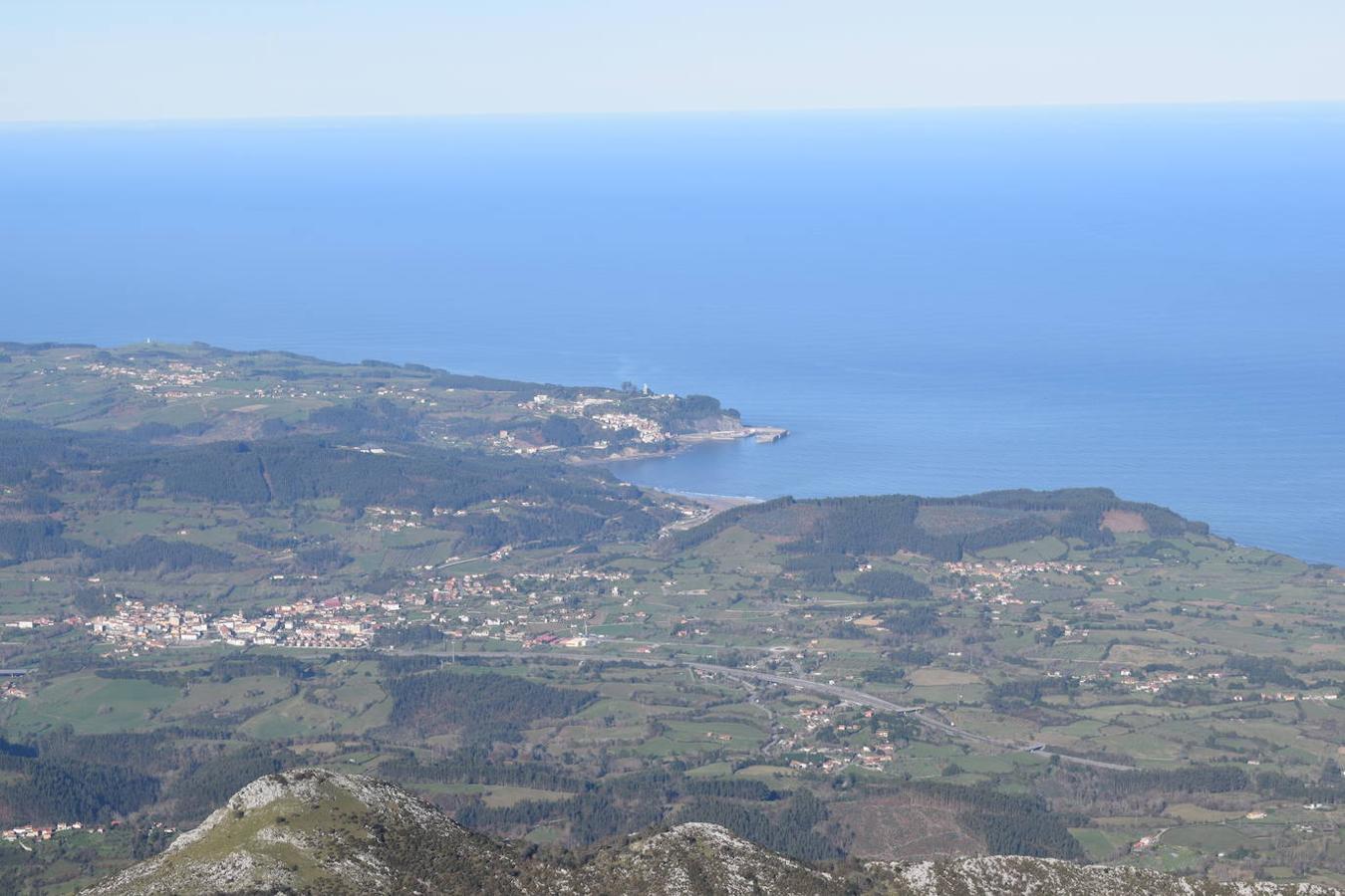 Fotos: La costa y los Picos de Europa a pie de cumbre