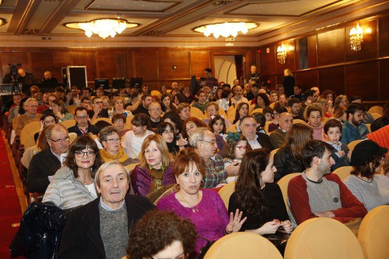 El hipnotista francés Jeff Toussaint despliega en el Teatro Jovellanos sus mejores trucos. Logró el aplauso de los niños y mayores que se dieron cita en el coliseo gijonés. 