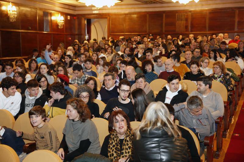 El hipnotista francés Jeff Toussaint despliega en el Teatro Jovellanos sus mejores trucos. Logró el aplauso de los niños y mayores que se dieron cita en el coliseo gijonés. 