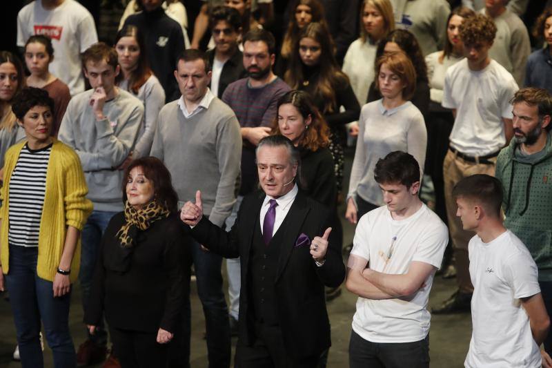 El hipnotista francés Jeff Toussaint despliega en el Teatro Jovellanos sus mejores trucos. Logró el aplauso de los niños y mayores que se dieron cita en el coliseo gijonés. 
