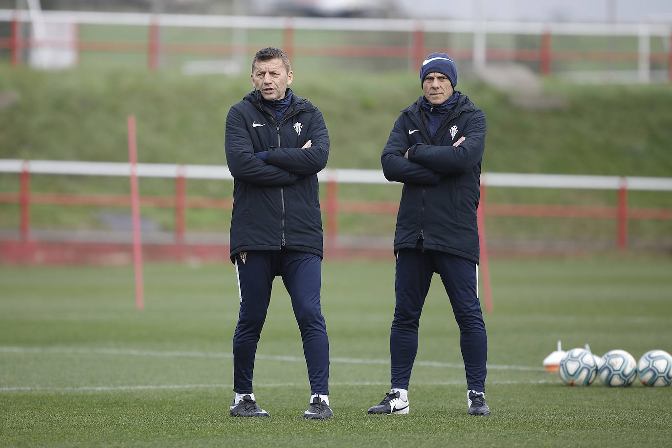 Catorce jugadores en el entrenamiento del Sporting