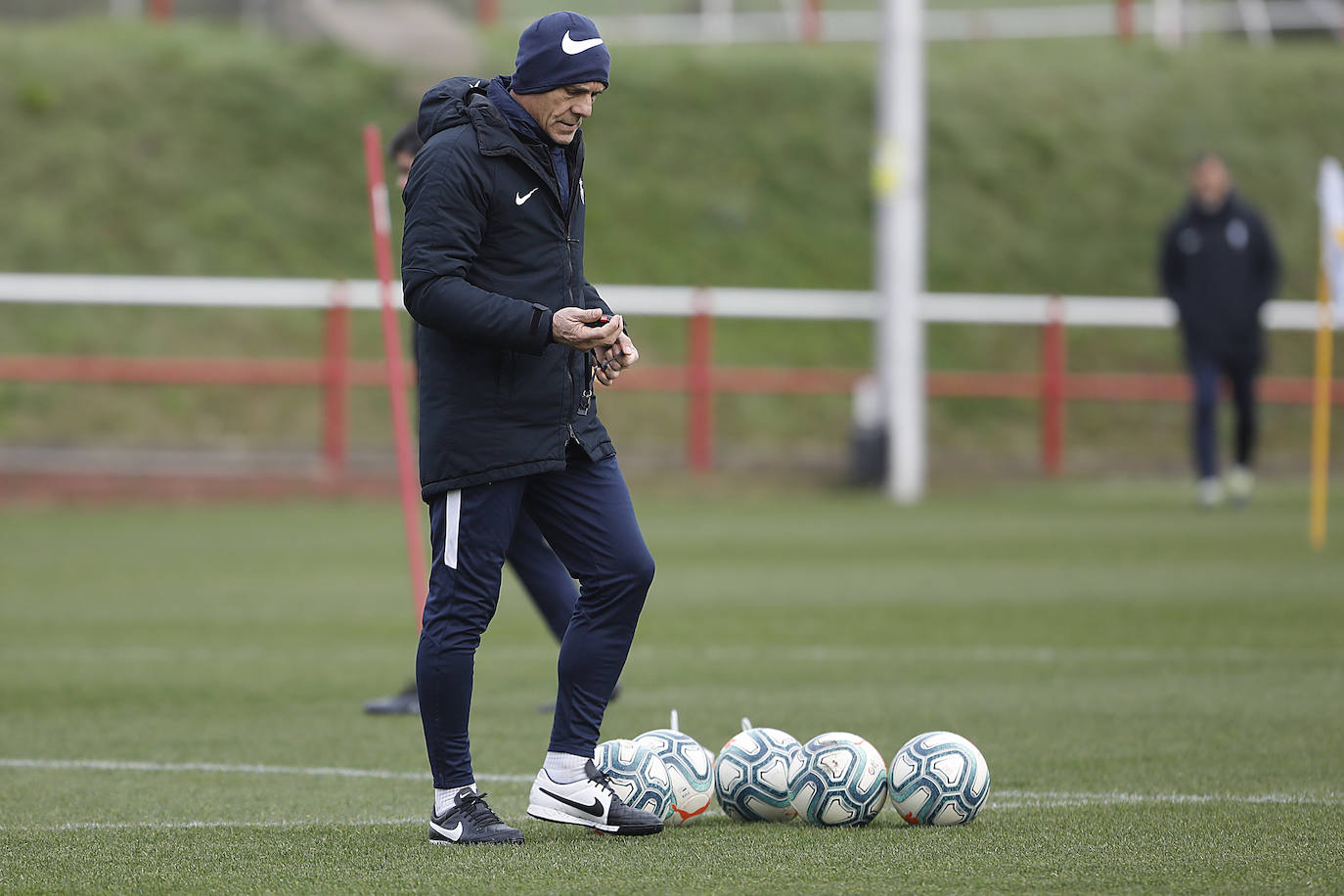 Catorce jugadores en el entrenamiento del Sporting