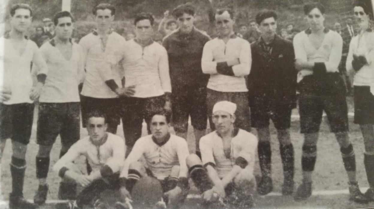 Equipo Stadium campeón en 1920. Arriba de izquierda a derecha, Manolo Arias, Chon, Dintén, Salinas, Félix Muñiz, Pataco, Hevia, Morán y Foral. Abajo, Cuesta, Lisardo Arias y Goitisolo.