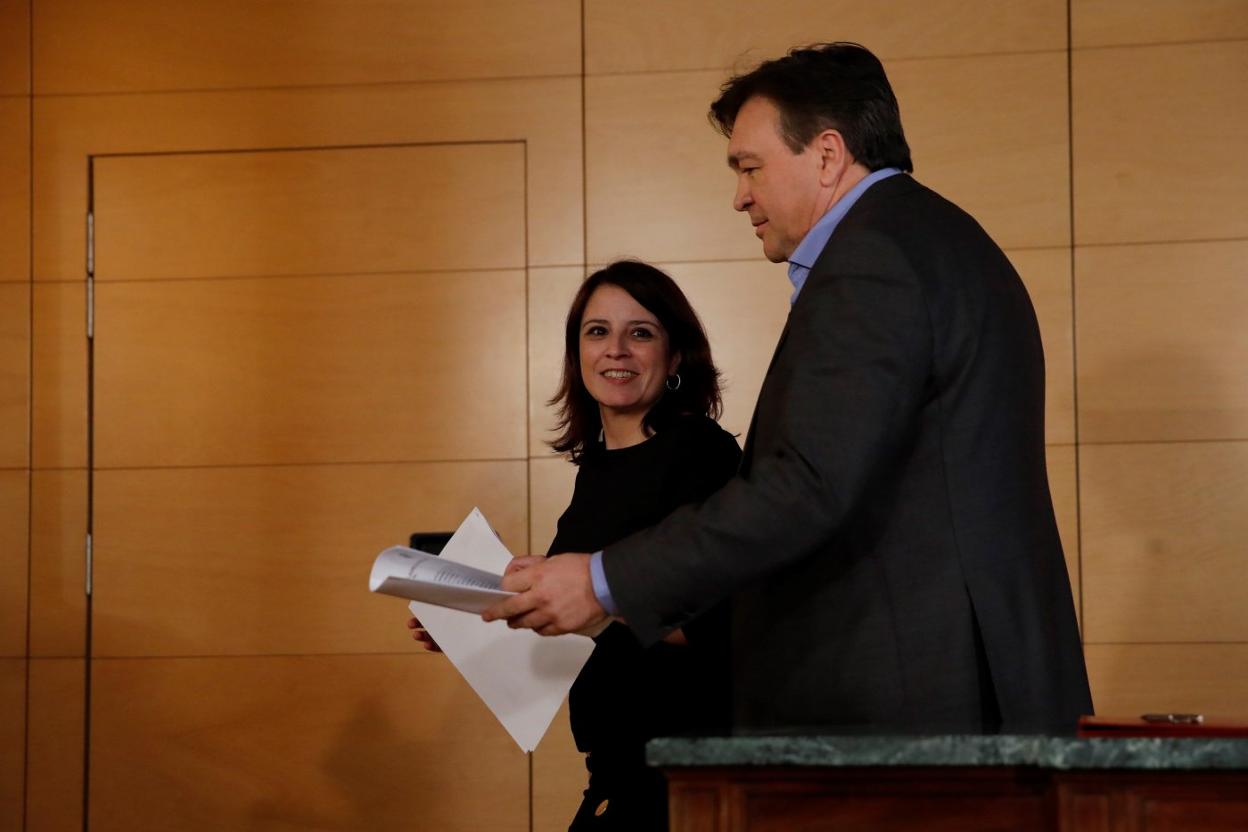 La portavoz del PSOE, Adriana Lastra, y el diputado de Teruel Existe, Tomás Guitarte, durante la firma del acuerdo. 