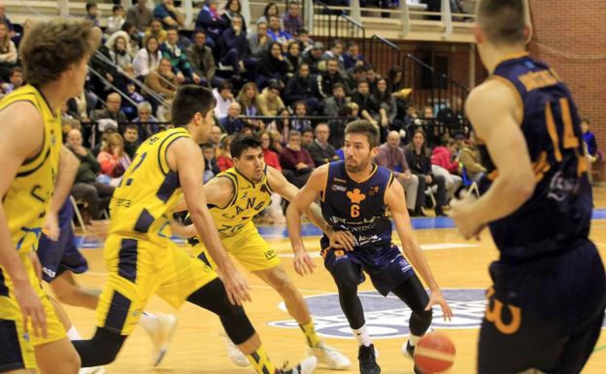 Jugada del partido entre el Liberbank Oviedo y el Real Canoe.