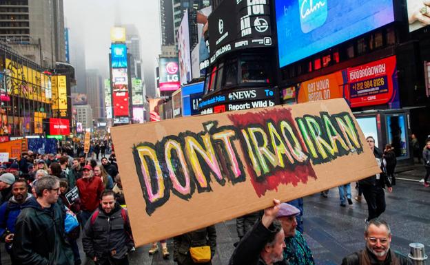 Los estadounidenses salen a las calles de 70 ciudades para protestar contra el ataque ordenado por Trump. En la imagen la protesta en Times Square (Nueva York). 